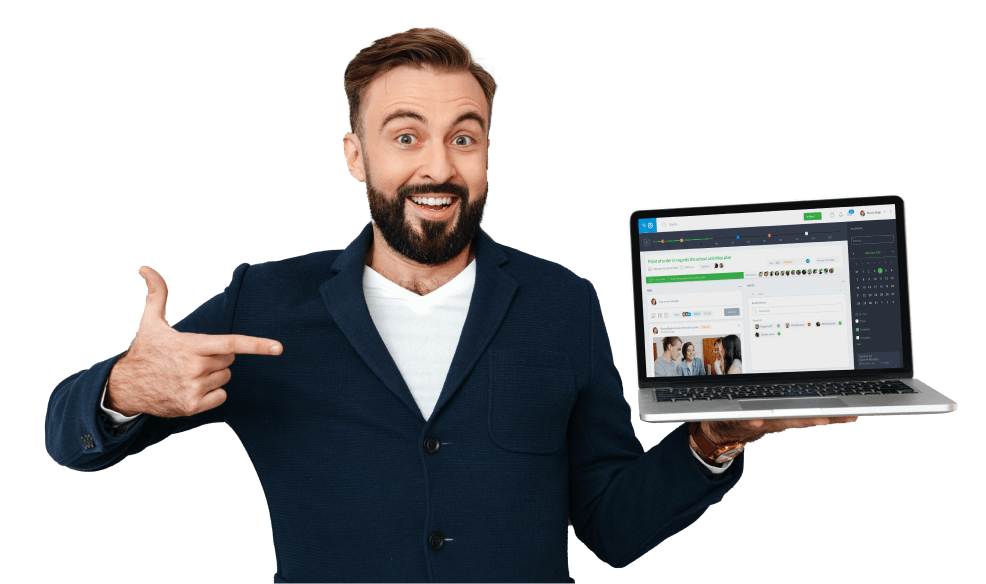 Homem sorrindo e segurando um laptop com o Sistema e-Schooling